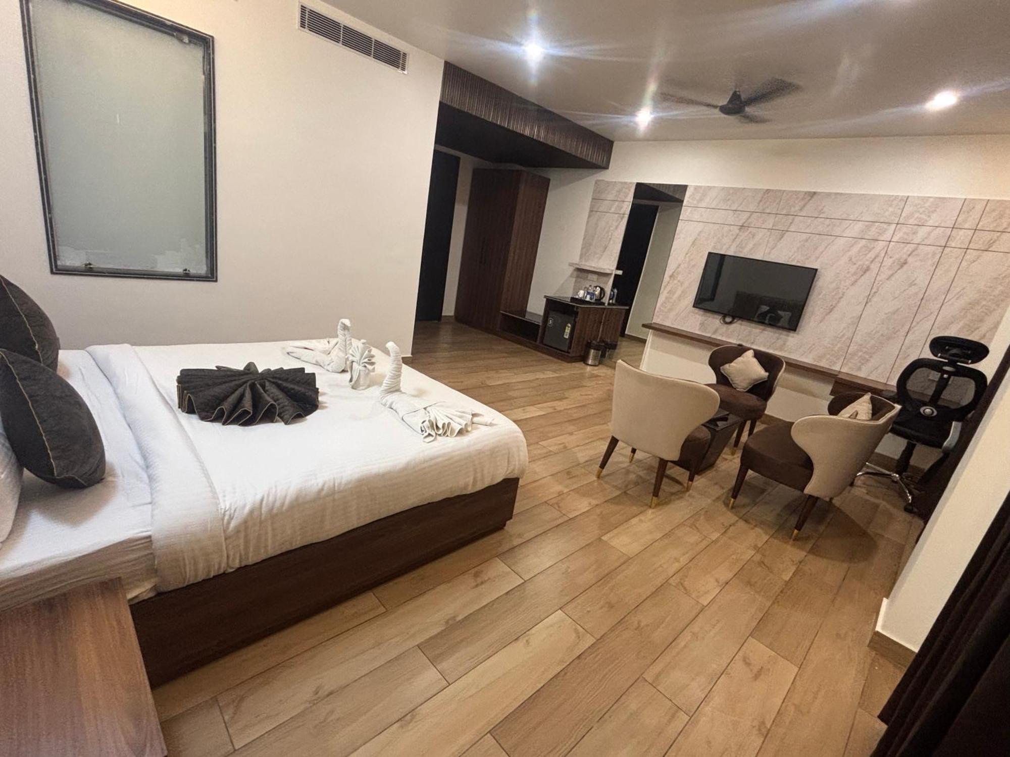 Hotel The Rivaaj Rohtak ภายนอก รูปภาพ